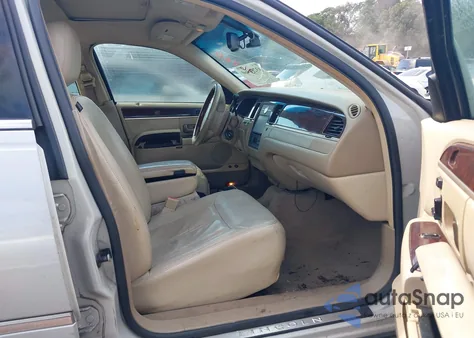 2007 Lincoln Town Car Signature Limited from USA, damaged, VIN 1LNHM82W07Y614464